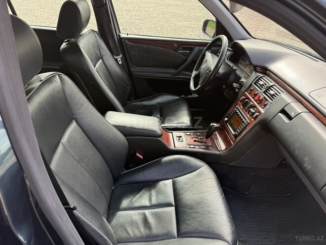 Mercedes E 240-11