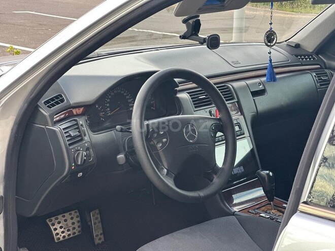 Mercedes E 240-11