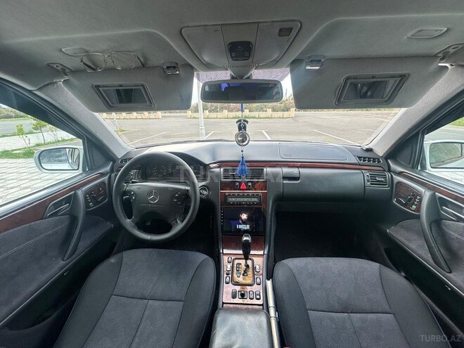 Mercedes E 240-10