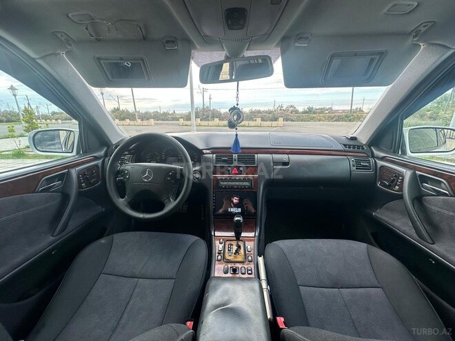 Mercedes E 240-17