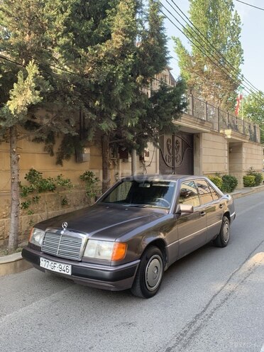 Mercedes 230 E-1