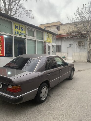 Mercedes 230 E-9