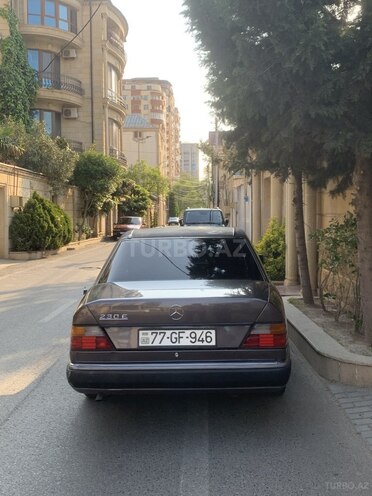 Mercedes 230 E-2