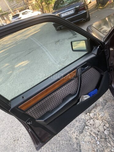 Mercedes 230 E-5