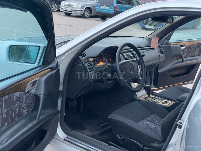 Mercedes E 240-11