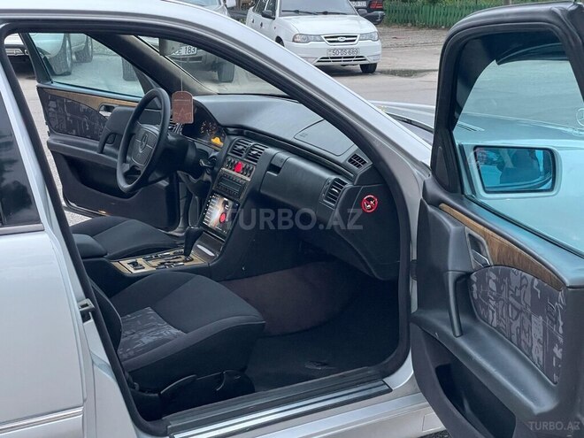 Mercedes E 240-13