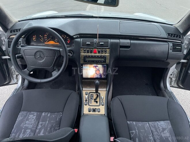 Mercedes E 240-17