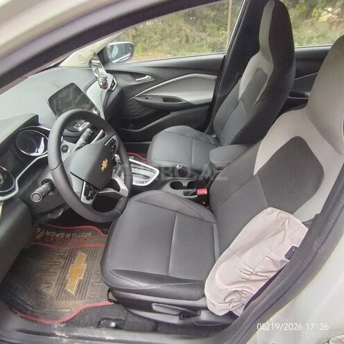 Chevrolet Onix-8