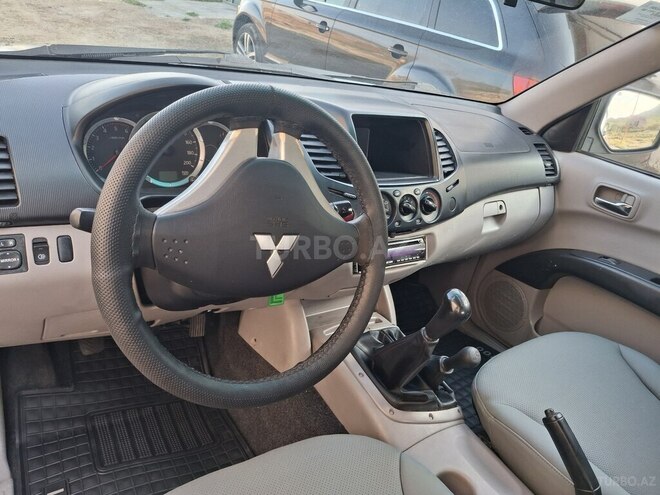 Mitsubishi L200-12