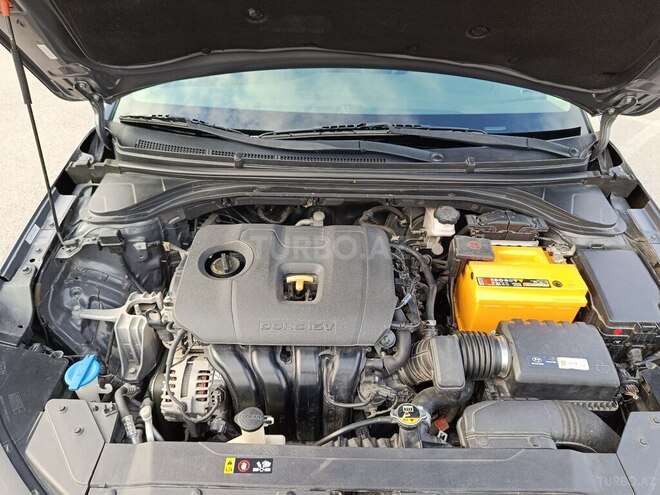 Hyundai Elantra-11