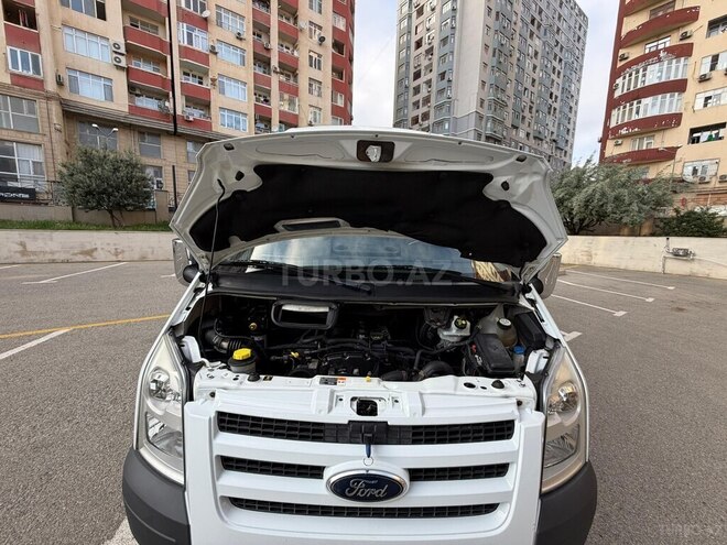 Ford Transit-16