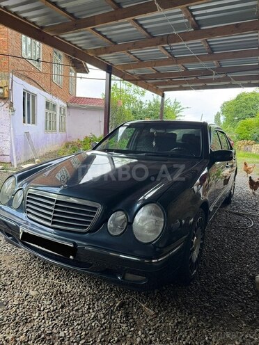 Mercedes E 270-1