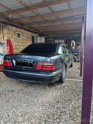 Mercedes E 270-4