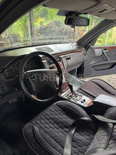 Mercedes E 270-5