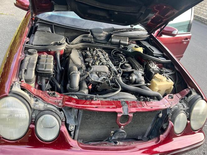 Mercedes E 220-11