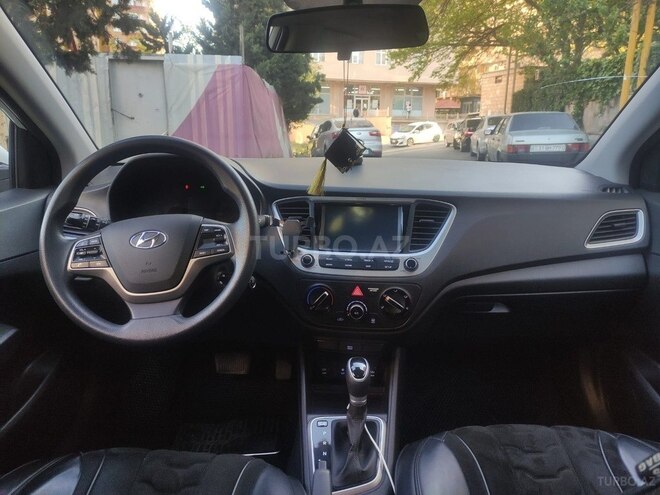 Hyundai Accent-11