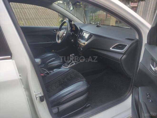 Hyundai Accent-7