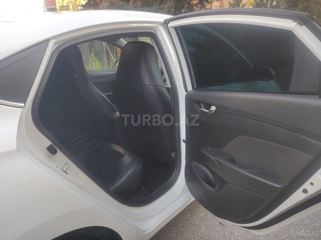 Hyundai Accent-8
