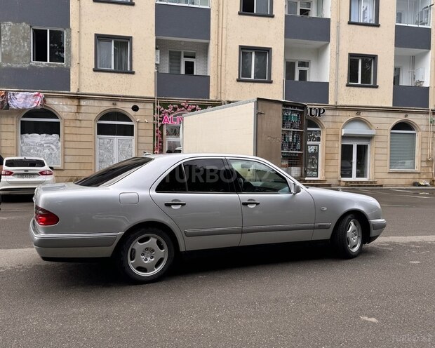 Mercedes E 240-4