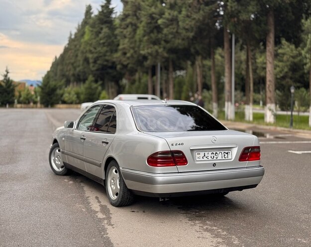 Mercedes E 240-5
