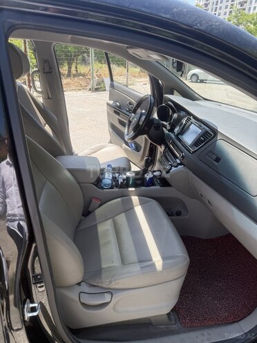 Kia Carnival-4