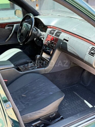 Mercedes E 220-10
