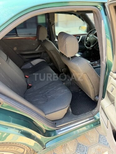 Mercedes E 220-13