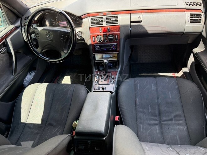 Mercedes E 220-11