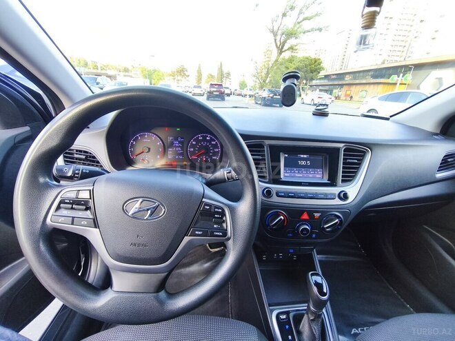 Hyundai Accent-12