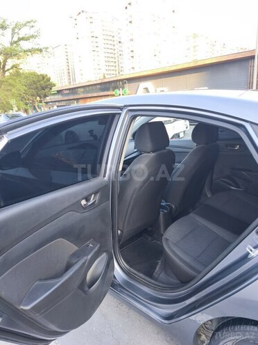 Hyundai Accent-11