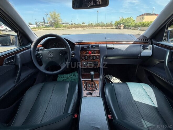 Mercedes E 270-19