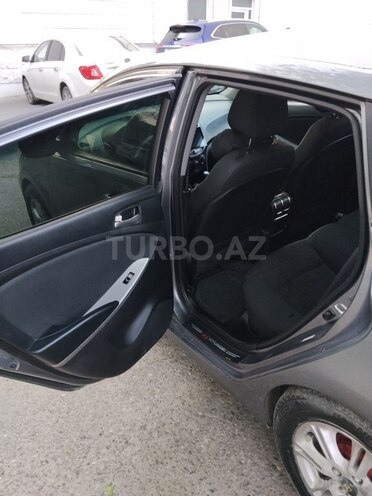 Hyundai Accent-12