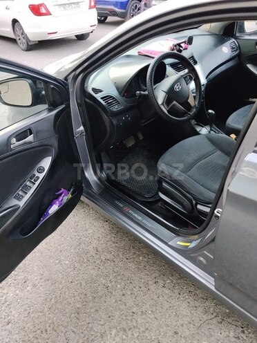 Hyundai Accent-11