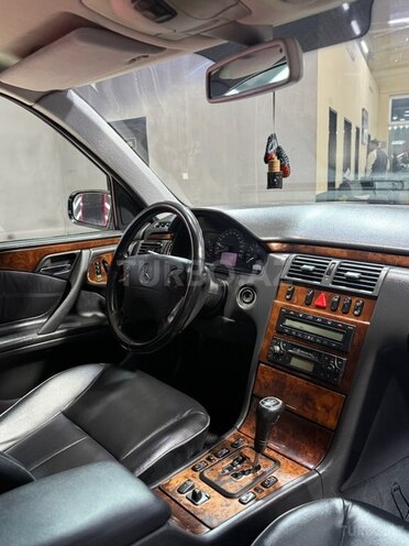 Mercedes E 240-13