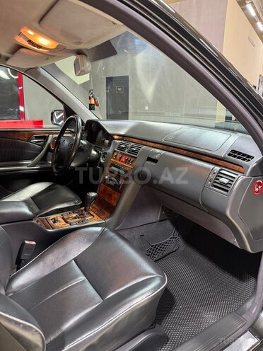 Mercedes E 240-12