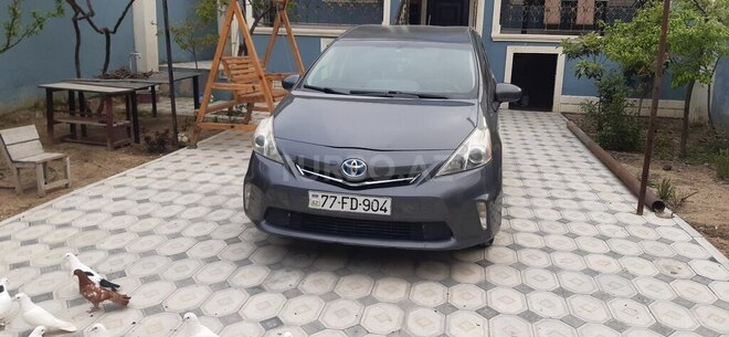 Toyota Prius V-1