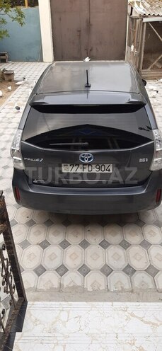 Toyota Prius V-2