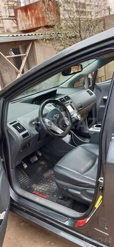 Toyota Prius V-6