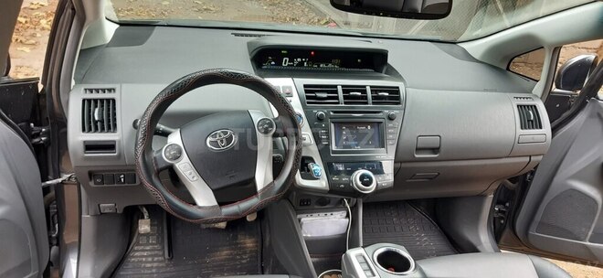 Toyota Prius V-5