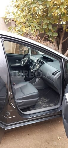 Toyota Prius V-7