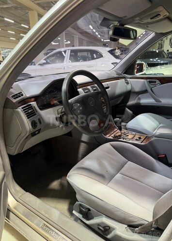 Mercedes E 220-11