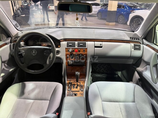 Mercedes E 220-13