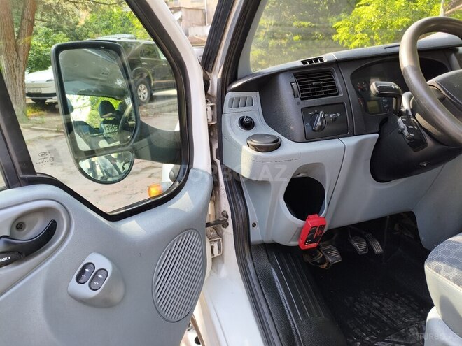 Ford Transit-19
