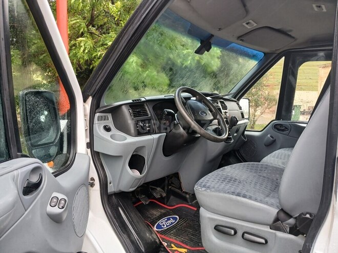 Ford Transit-8