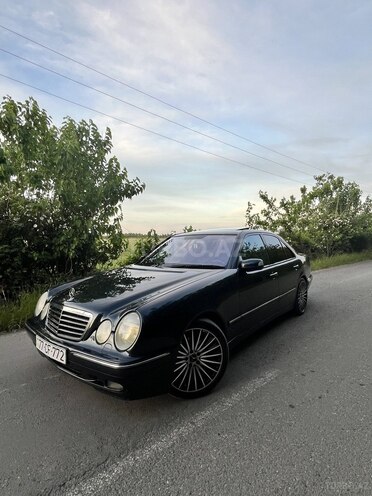 Mercedes E 270-1