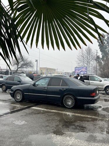 Mercedes E 270-6