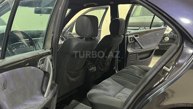Mercedes E 240-17