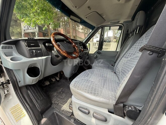 Ford Transit-10