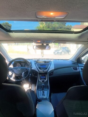 Hyundai Elantra-10