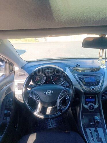 Hyundai Elantra-11